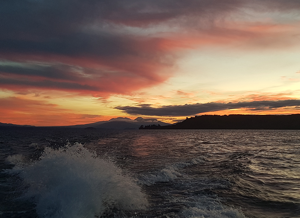 lake taupo sunset cruise